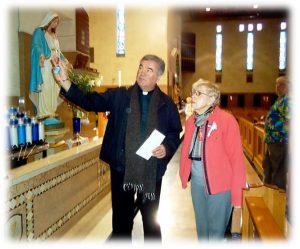 Rev. Zbigniew Grankowski, Pastor of St. Barbara, and WSDPAHS member Agnes Bongero at the Society’s Eighth Annual Spring Pilgrimage & Święconka, April 11, 2015. Photograph by Alina Klin, Ph.D. WSDPAHS archives.